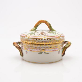 Royal Copenhagen, Sugar bowl with lid, porcelain. "Flora Danica", Royal Copenhagen, Denmark, 20th century.