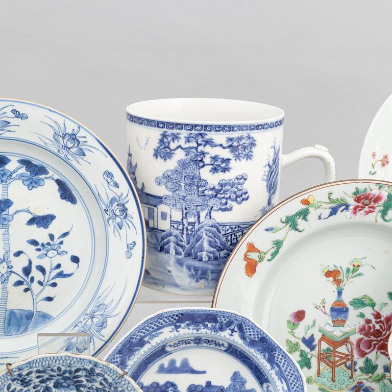 A group of Chinese porcelain, Kangxi (1662-1722) and Qianlong (1736-95). 13 pieces.