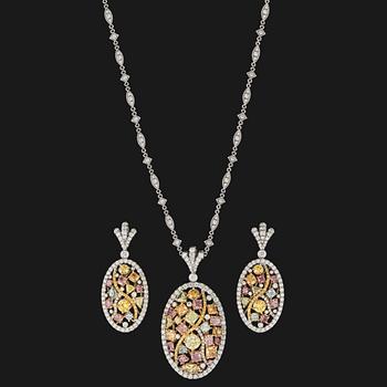 COLLIER samt ÖRHÄNGEN, briljant- radiant och droppslipade fancy rosa, blå och gula diamanter, tot. 12.50 ct.