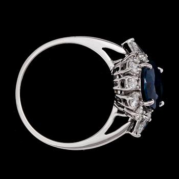 RING, blå oval fasettslipad safir, 3.67 ct samt briljantslipade diamanter, tot. 0.84 ct.