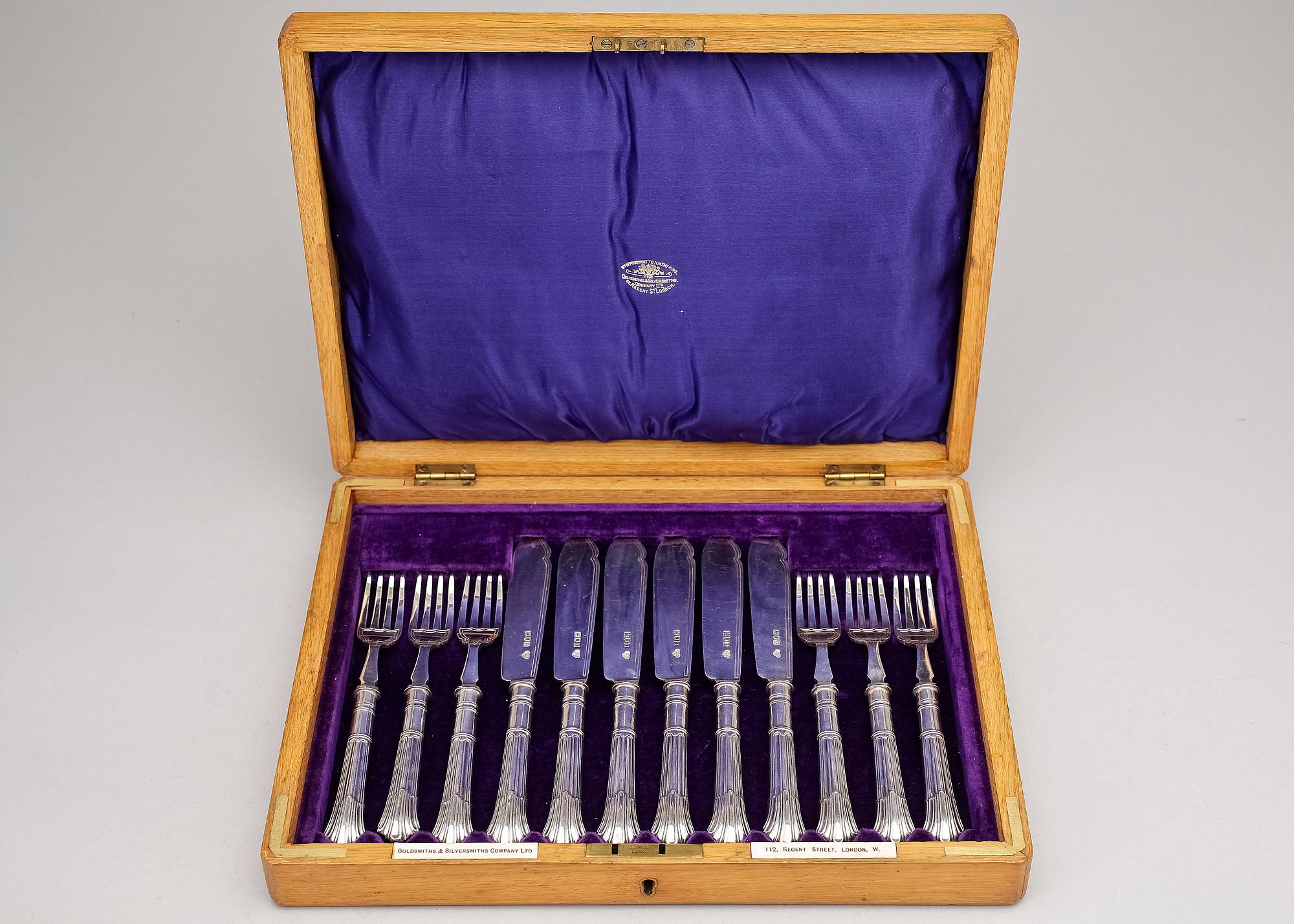 FISKBESTICK, 14 delar, silver, Goldsmiths & Silversmiths Company LTD, London, tidigt 1900-tal. Totalvikt ca 660 g.