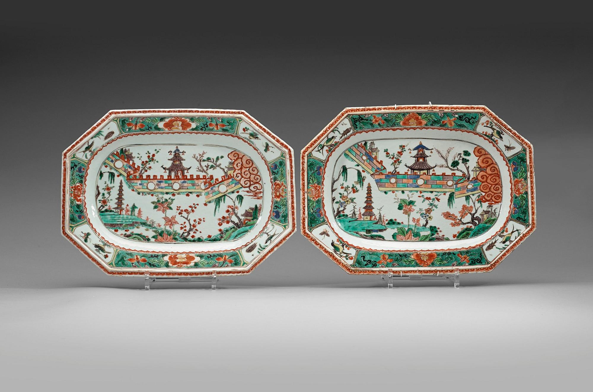 A pair of famille vert 'pie-crust' serving dishes. Qing dynasty, Kangxi (1662-1722).