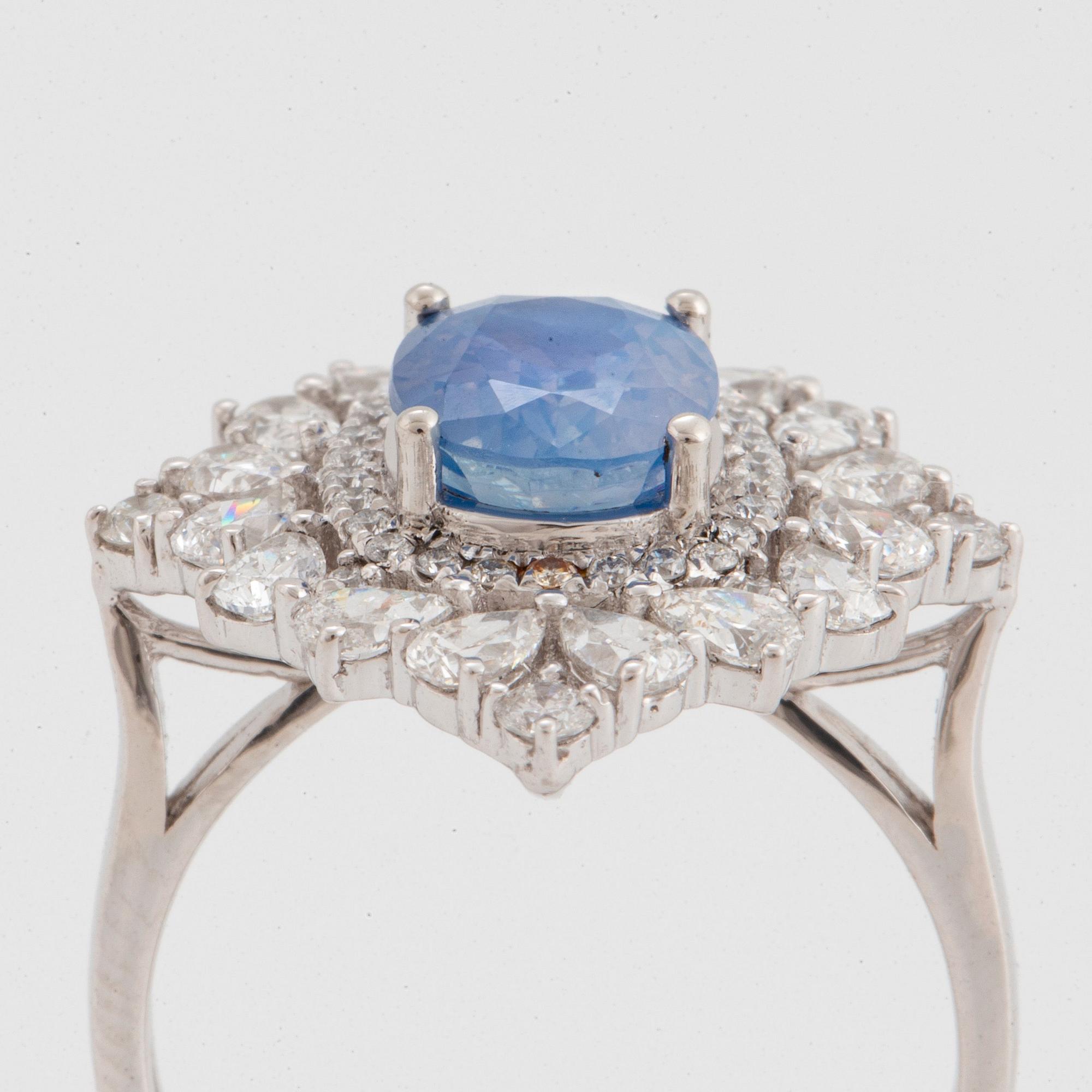 Ring med en oval fasettslipad Kashmirsafir 2.52 ct.