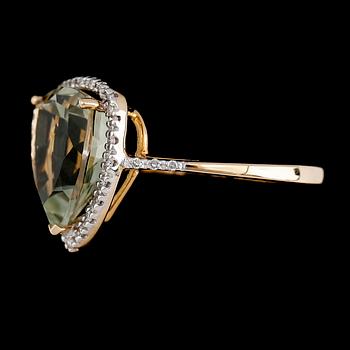 RING, 10K guld, grön ametist, diamanter tot ca 0.14 ct.