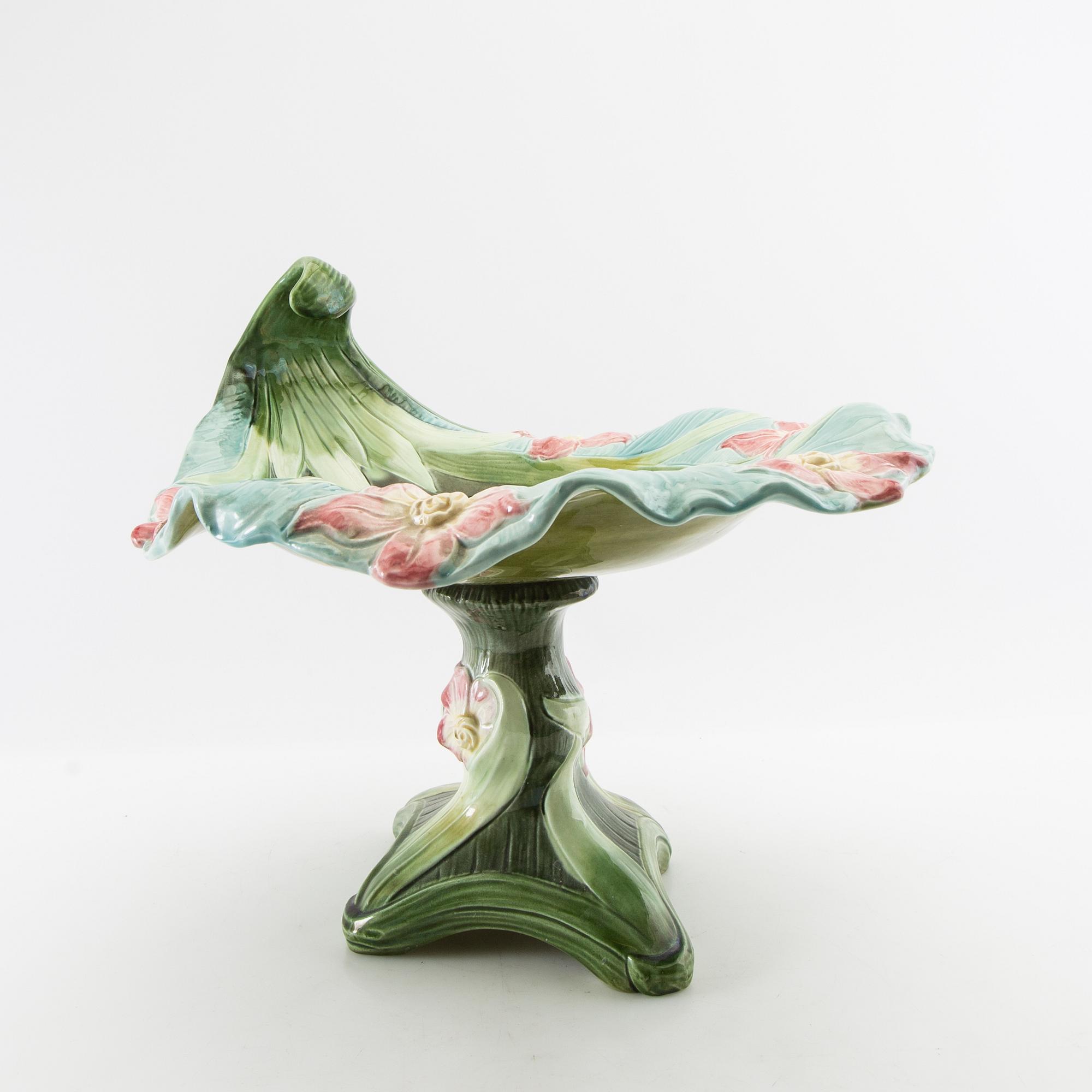 Goblet on foot Jugend early 20th century majolica.