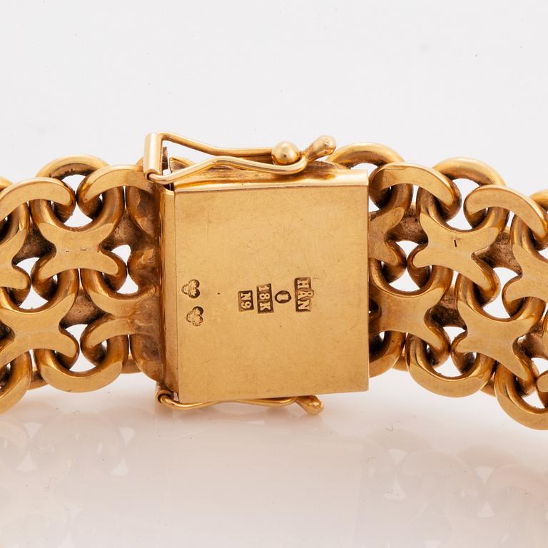 18K gold bracelet.