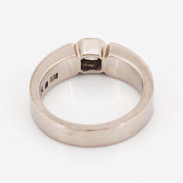 Flander-cut diamond ring.