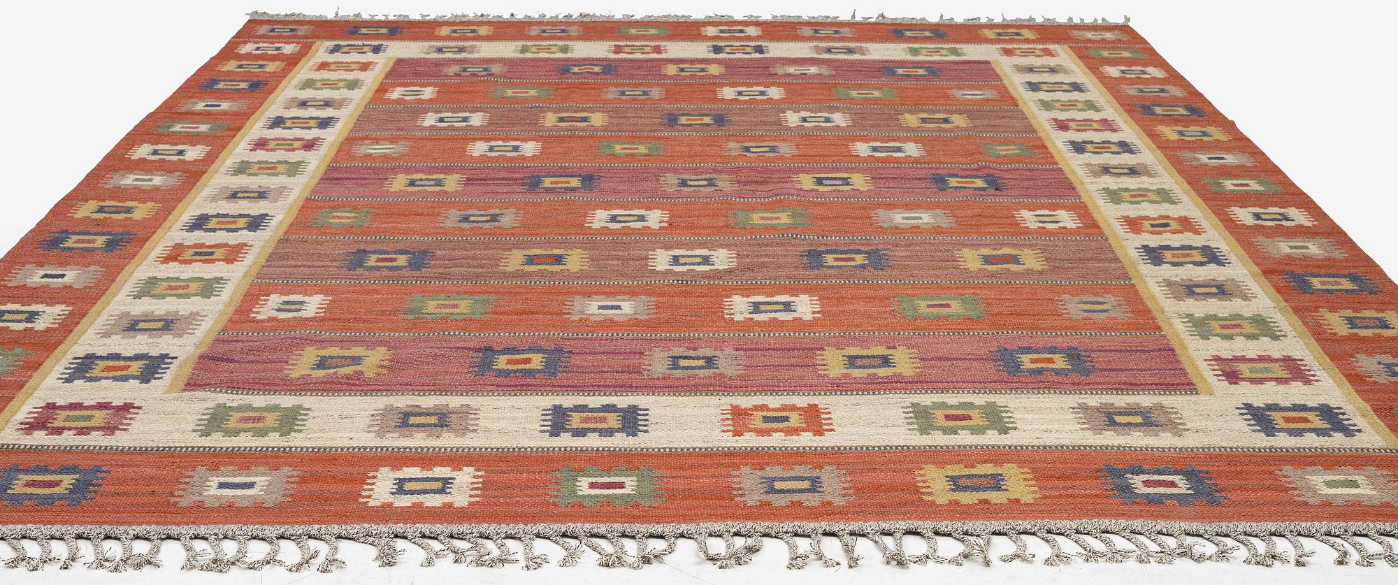 Märta Måås-Fjetterström, a flat weave 'Röd grön äng' carpet, c. 402 x 305 cm, signed MMF.