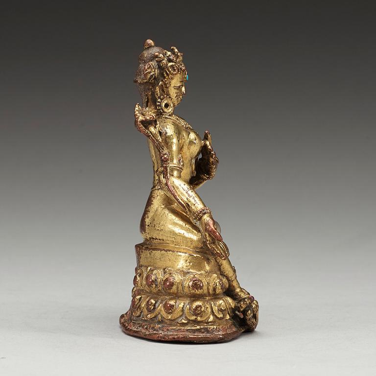 FIGURIN, förgylld kopparlegering och turkoser. Nepal/Tibet, 1500-tal eller äldre.