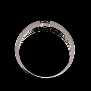 RING, 18k vitguld med 16 briljantslipade diamanter varav en ca 0.10 ct, Iduna, Varberg. Vikt 6 g.