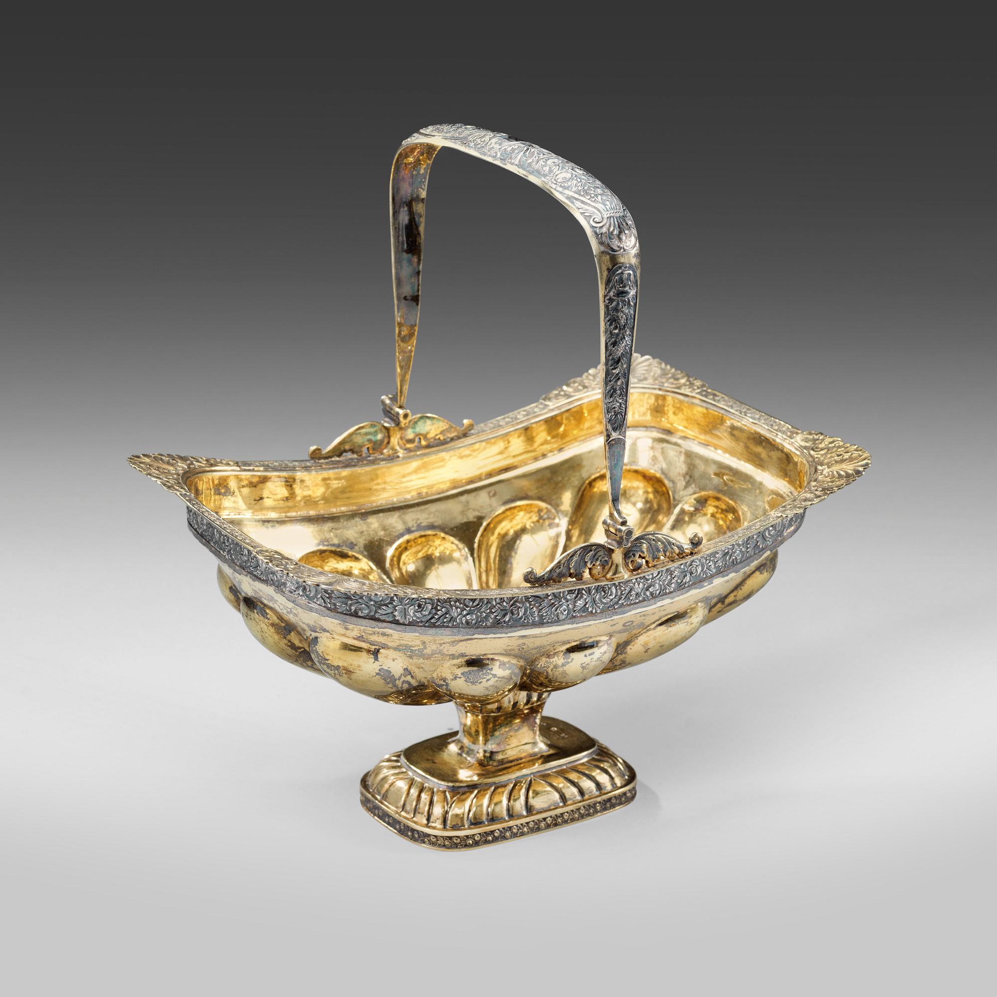 A RUSSIAN CAKE BASKET. РУССКАЯ КОРЗИНКА С ОТКИДНОЙ РУЧКОЙ.