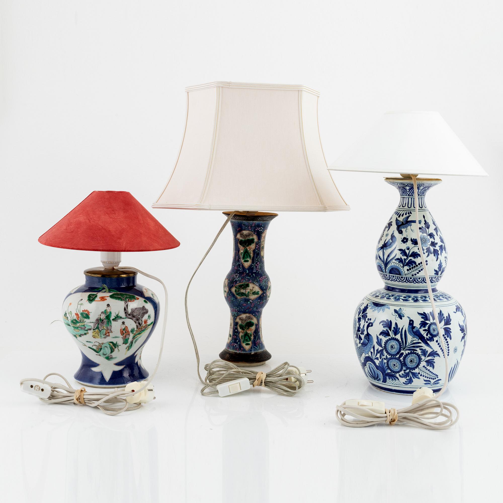 Bordslampor, 3 st, porslin samt fajans, Kina samt Europa, tidigt 1900-tal.