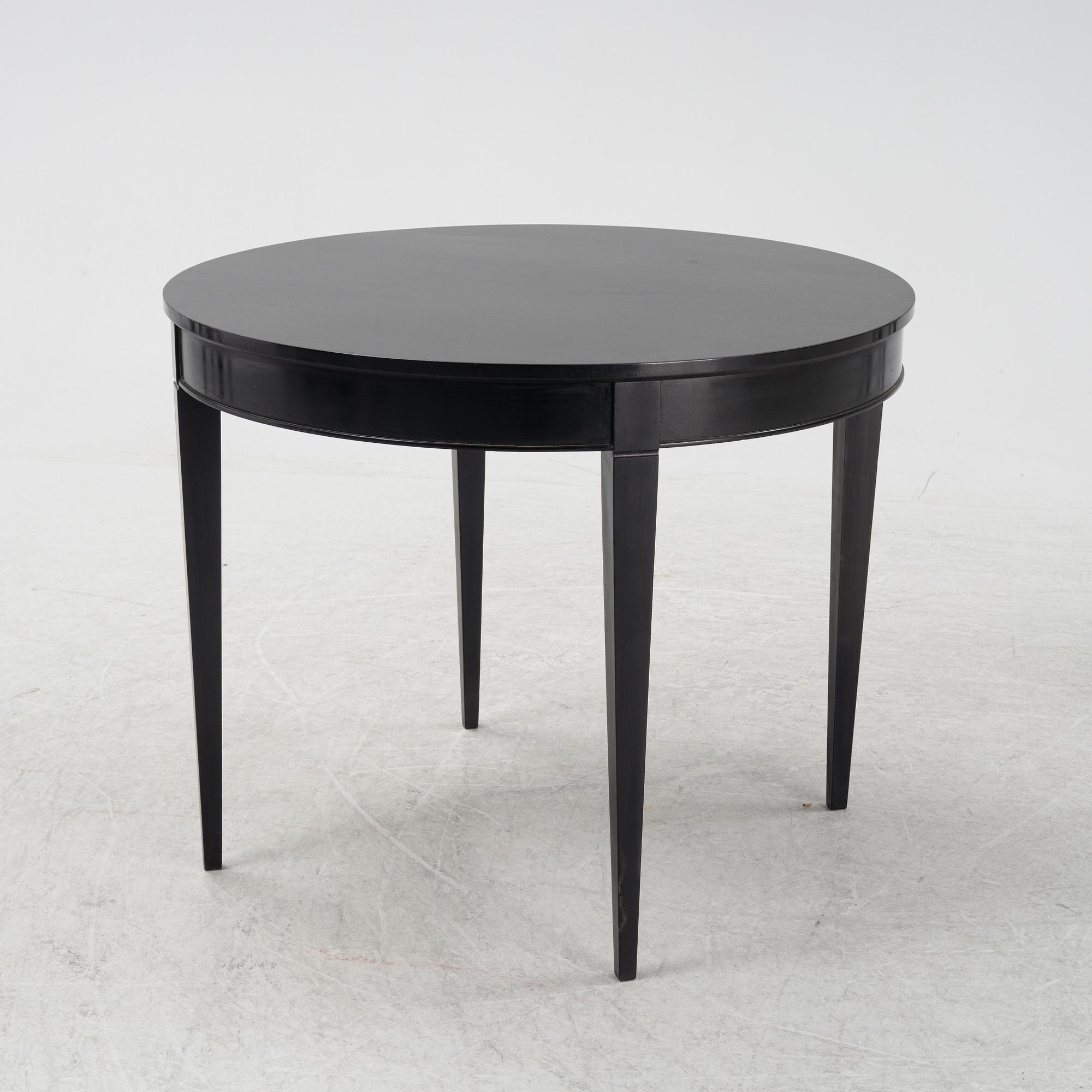 Stolar ett par samt bord, Jugend, Gustav Siegel för J & J Khon, Österrike, omkring år 1900.