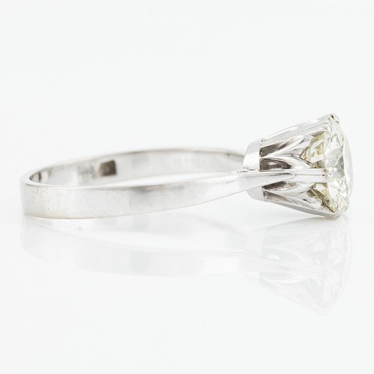 Ring in 18K white gold with brilliant-cut diamond.