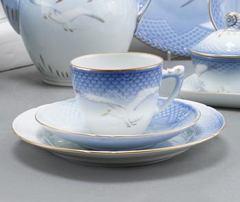 KAFFESERVIS, 40 delar, porslin, "Måsen", Bing & Gröndal samt Royal Copenhagen, Danmark, 1900-talets andra hälft.