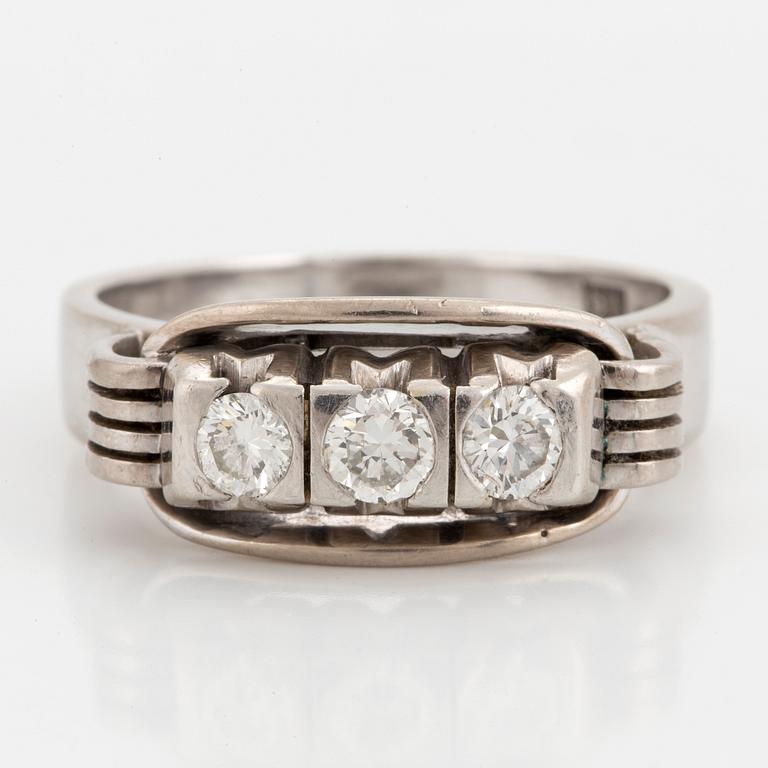 RING, med tre briljantslipade diamanter.