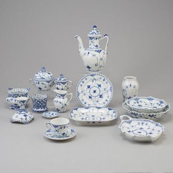 SERVIS, 44 delar, porslin, "Musselmalet", Royal Copenhagen, Danmark.