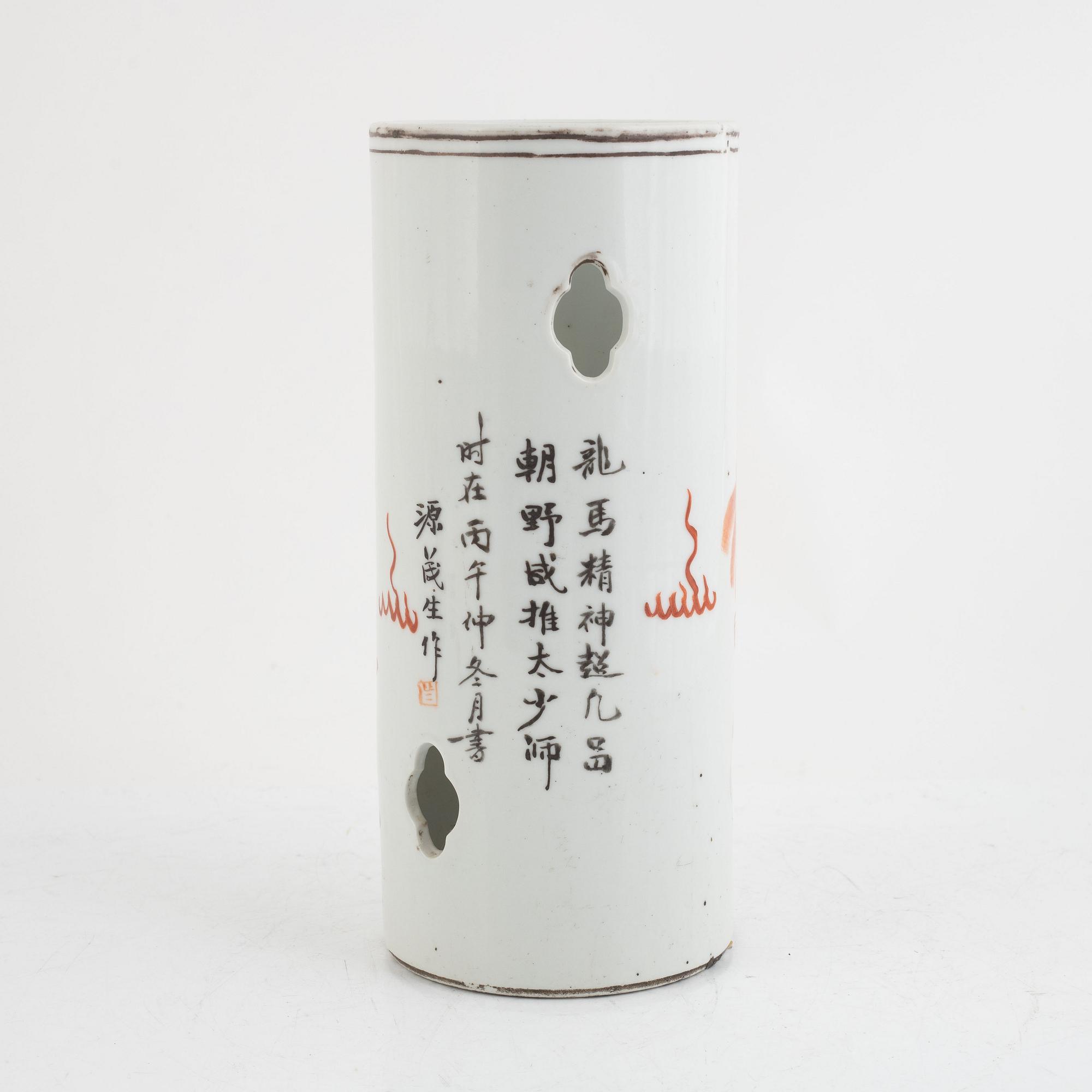 A Chinese porcelain hat stand, early 20th century.