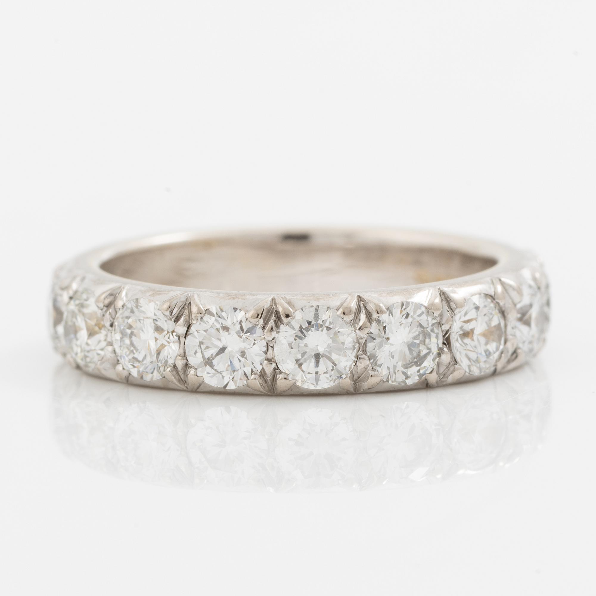 Ring, full eternity, 18K white gold set with brilliant-cut diamonds.