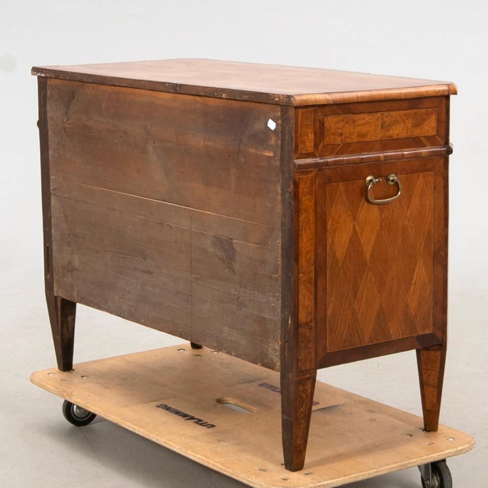 Byrå Louis XVI 1800-talets första hälft.