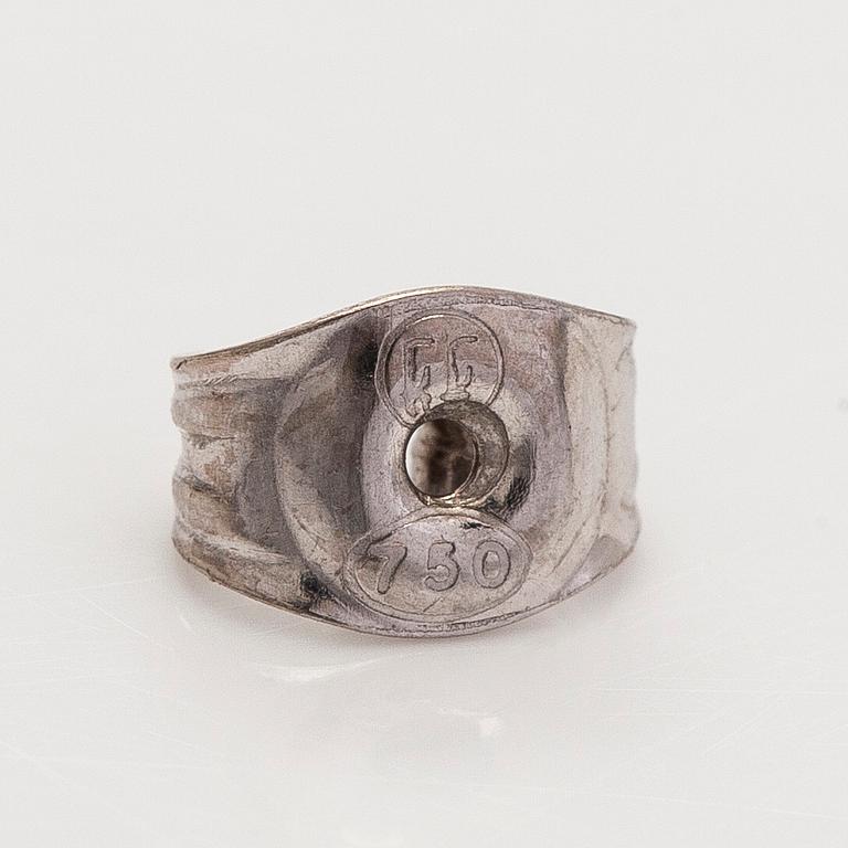 Kalevala Koru, a pair of 18K gold 'Polaris' earrings with brilliant-cut diamonds, Kirsti Doukas.