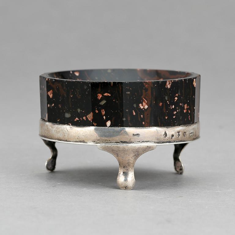 SALTKAR, porfyr och silver, troligen Johan Haegermark, Hedemora, 1821.