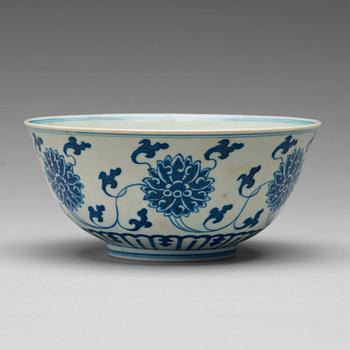 761. A blue and white lotus bowl, late Qing dynasty, with Daoguang six character seal mark.