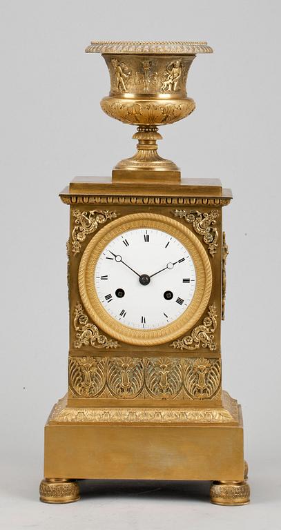 BORDSPENDYL, empire, 1800-talets första fjärdedel.