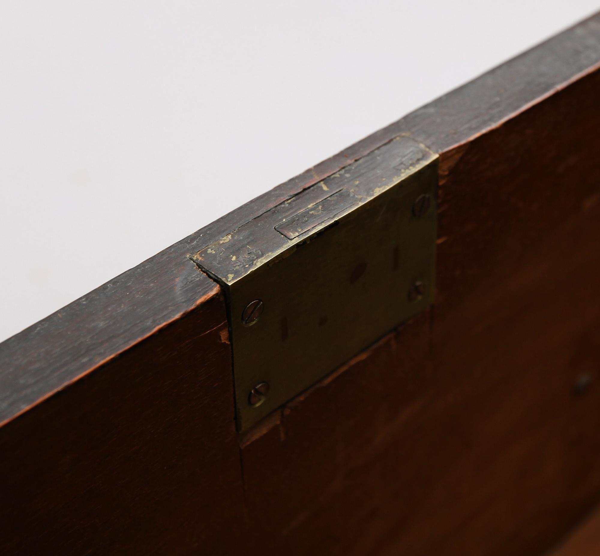 KLÄDSKÅP, England, 1900-talets första hälft.