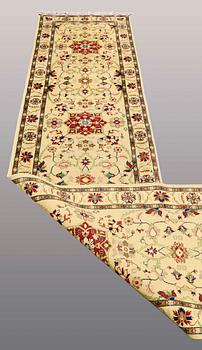 A RUNNER, Ziegler design, ca 396 x 80 cm.