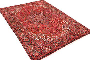 A Heris carpet, a. 295 x 207 cm.