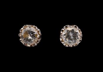 574. KORVAKORUT, briljanttihiottuja timantteja n. 1.25 ct. 18K valkokultaa. Paino 3,2 g.