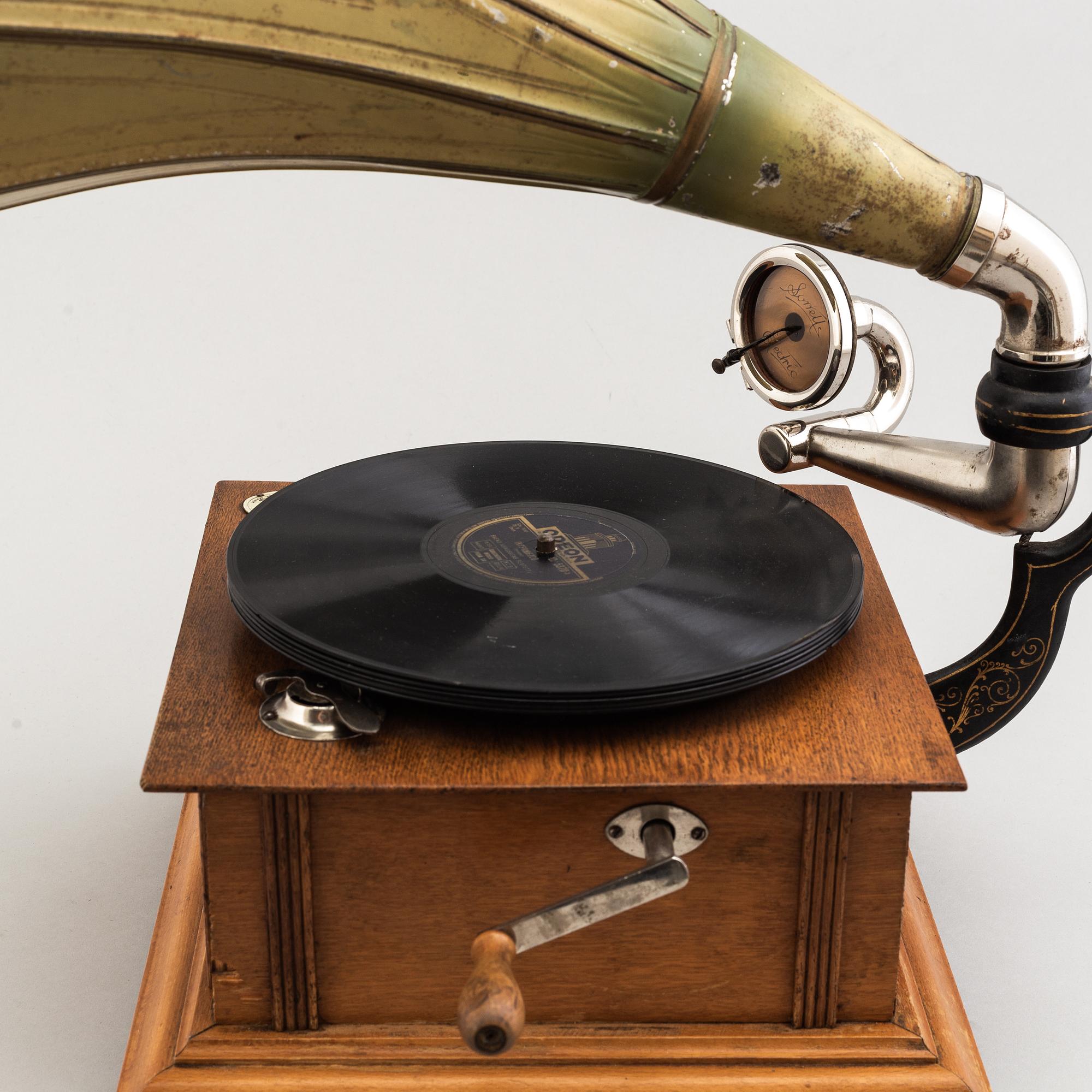 A circa 1900 grammophone.