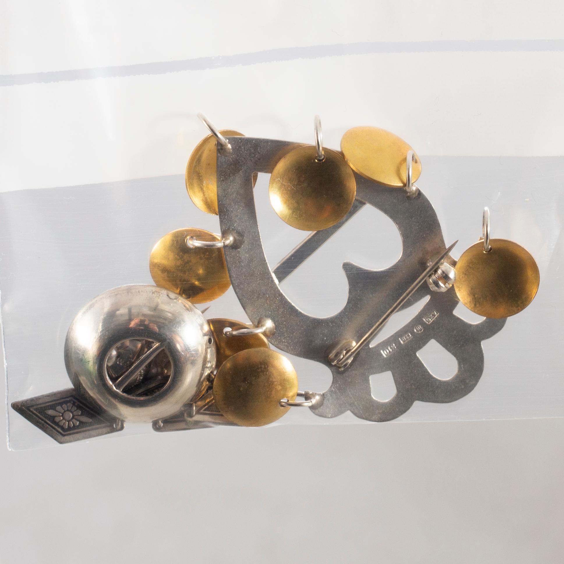 FOLKDRÄKT. Värendsdräkt år 1963 med dräktsmycken.