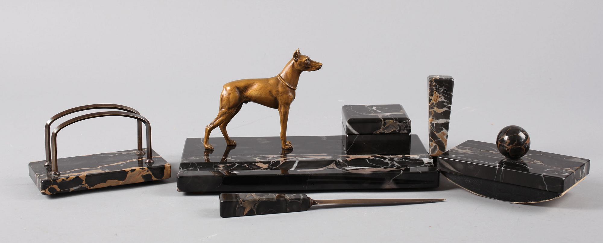 SKRIVBORDSGARNITYR, 5 delar. Marmor. 1900-talets första hälft.