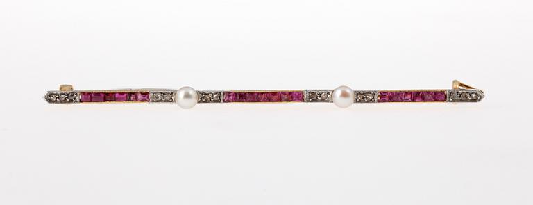 BROSCH, 18k guld med rosensliapde diamanter, carréslipade rubiner och troligtvis orientaliska pärlor. 1920-tal.
