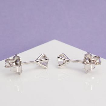 A pair of brilliant-cut diamond earrings ca 0.64 cts.