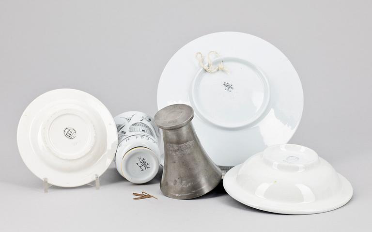 UTSTÄLLNINGSMEMORABILIA, 7 delar, flintgods och tenn, bl.a. Rörstrand, 1930-tal.