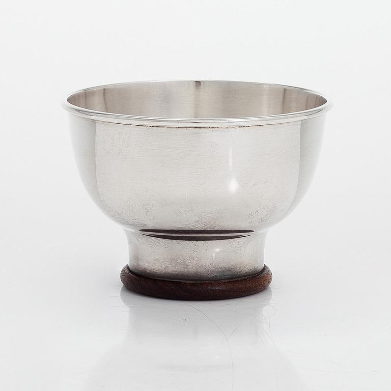 Tapio Wirkkala, a three-piece sterling silver and rosewood coffee set with tray, Kultakeskus, Hämeenlinna  1959-1971.