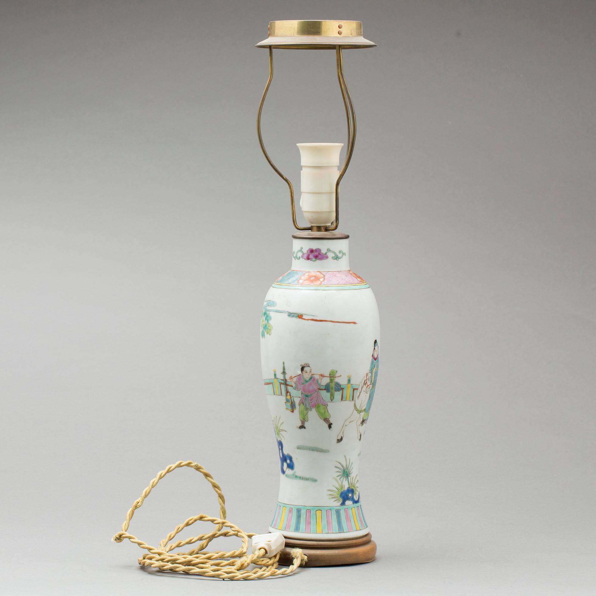 BORDSLAMPA, porslin, Kina, 1900-talets första del.