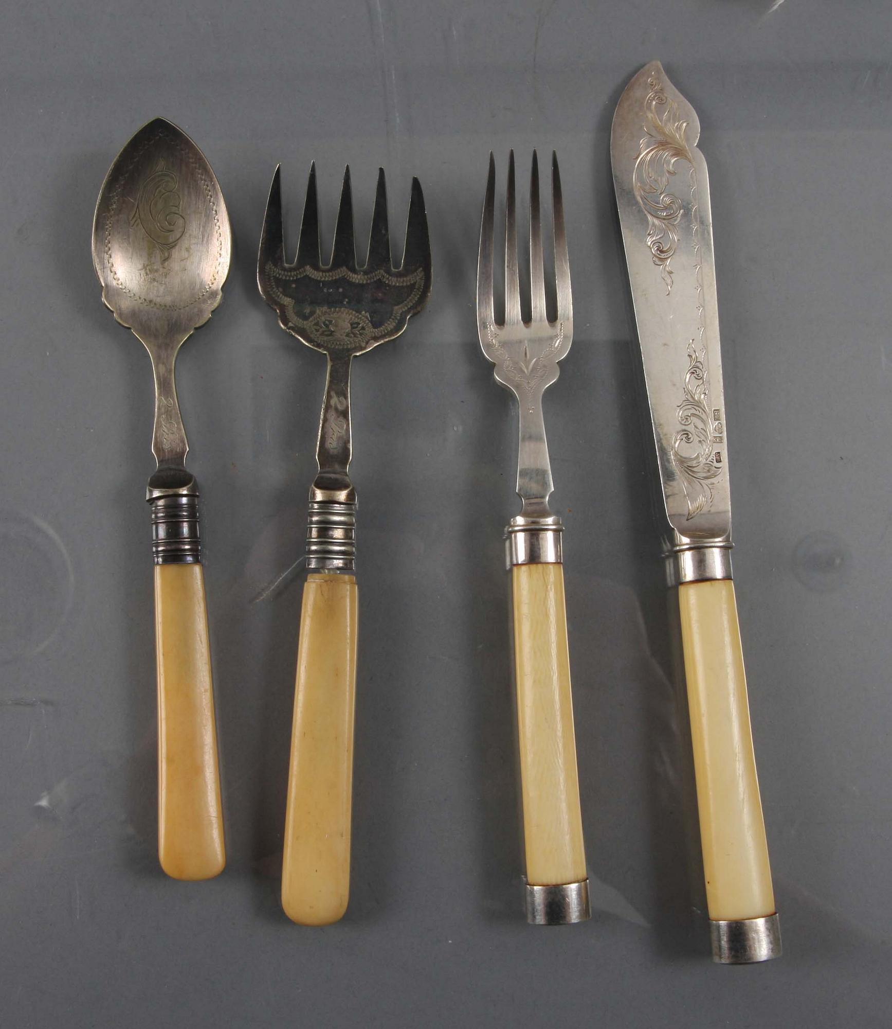 FISKBESTICK, 34 delar, silver med benskaft, 1875.