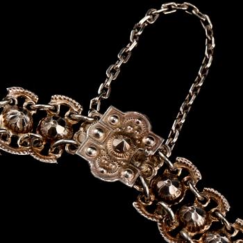 DRÄKTSMYCKEN, 2 st. Silver. 1800-talets mitt. Vikt 33 g.