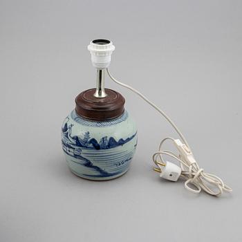 BOJAN med LOCK, samt LAMPA, porslin. Qingdynastin, 1800-tal.
