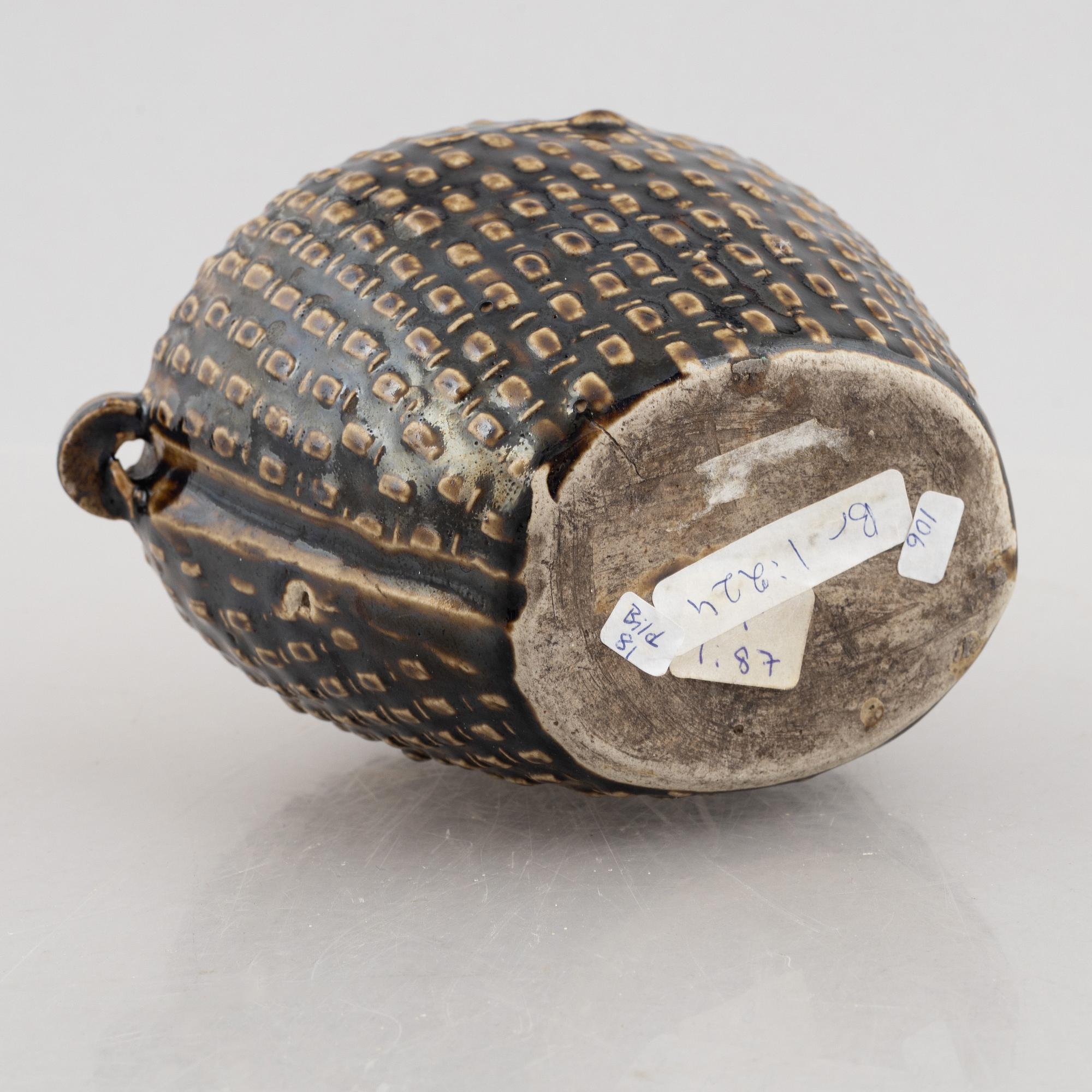 A blue and white bowl and a storage jar, Qing dynasty.