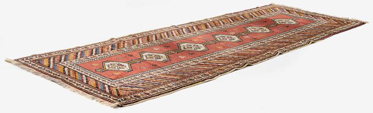 Gallerimatta antik Meshkin , nordvästra Persien, ca 343 x 117 cm.