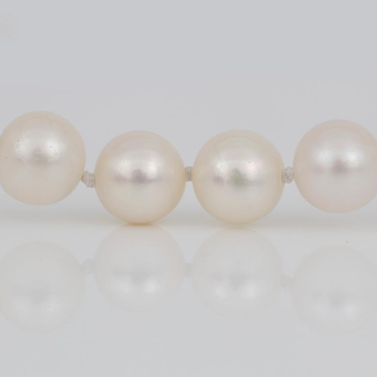 PÄRLCOLLIER,  med magnetiskt klotformat försilvrat lås och odlade vita pärlor.