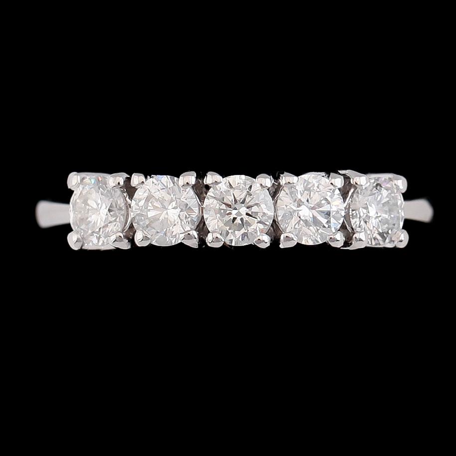 RING, 18k vitguld, 5 briljantslipade diamanter tot ca 1.05 ct.