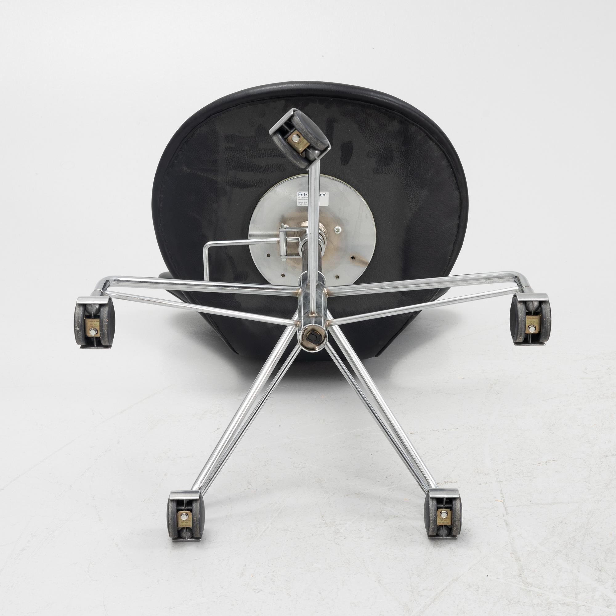 Arne Jacobsen, skrivbordsstol, "Sjuan", Fritz Hansen, Danmark, daterad 2004.