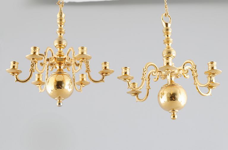 A pair of small baroque style chandeliers, late 20th century, hight 21 cm.