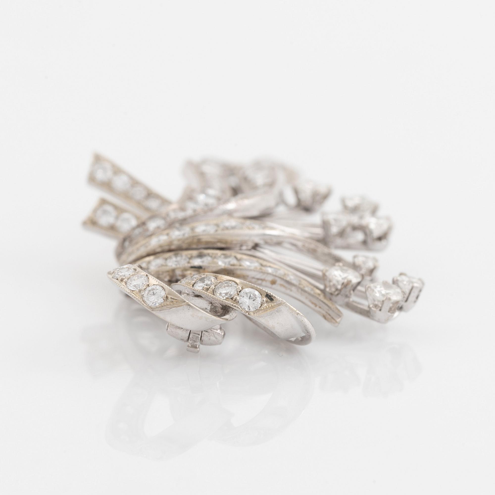 Brosch 18K vitguld med runda briljantslipade diamanter.